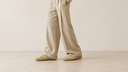 6 looks de calça pantalona com tênis para se inspirar