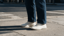 Calça jeans com tênis: como montar looks modernos