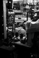 mulher trabalhando em fabrica de calçados
