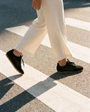 Yuool Low Summer Edition Nero, detalhe da trama aberta em crochê preto